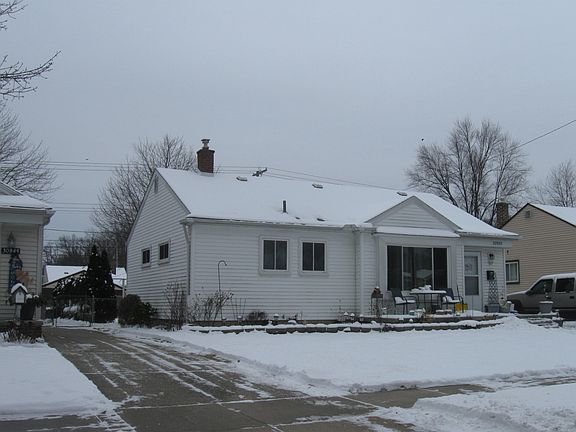 3rd image of 30955 Rosslyn Ave