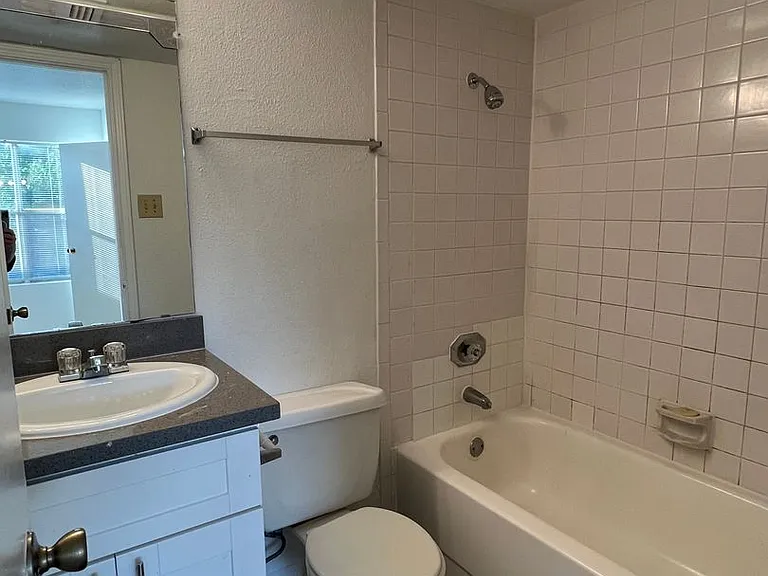 Emerald Cove Apartments — Photo 22