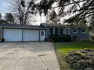 6018 Sun Valley Dr, Grand Blanc, MI 48439