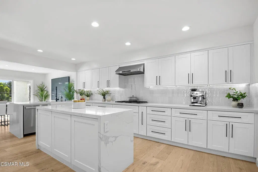 3 bed, 2.5 bath, 2458 sqft, $8,000 — Photo 1