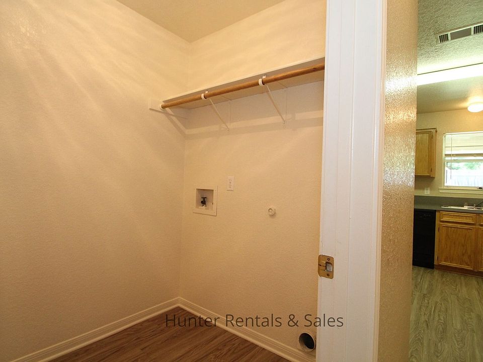 1st image of 923B Rosewood Dr