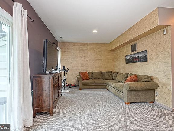 3rd image of 7 Winterberry Pl