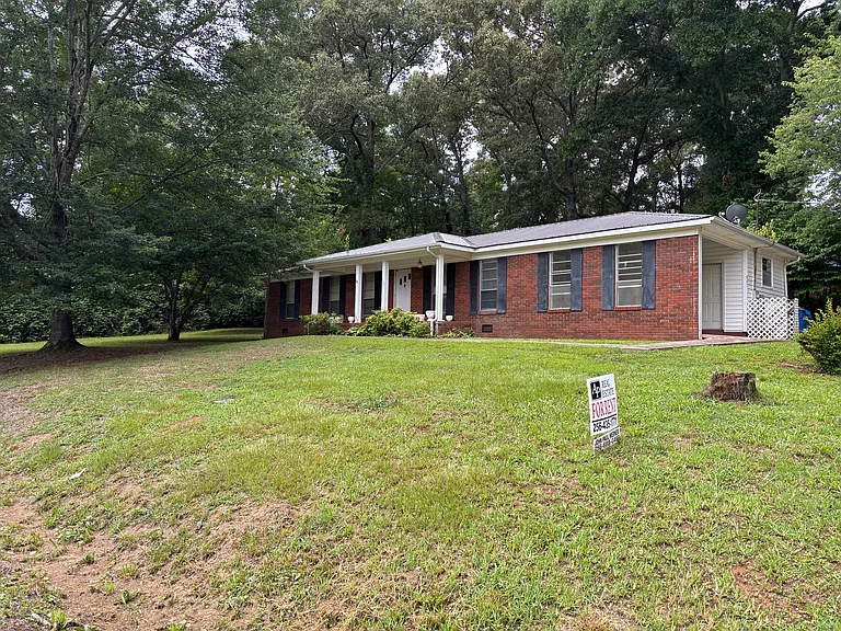 901 Carson Ln SW — Photo 2