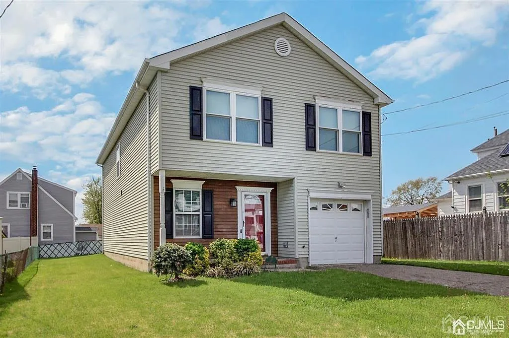 3 bed, 2.0 bath, 1838 sqft, $3,200 — Photo 1