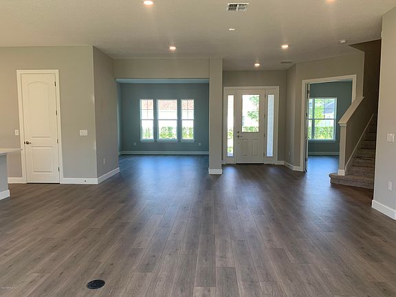 5th image of 28 Boulder Brook Ln