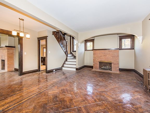 3rd image of 72 Roosevelt Ave
