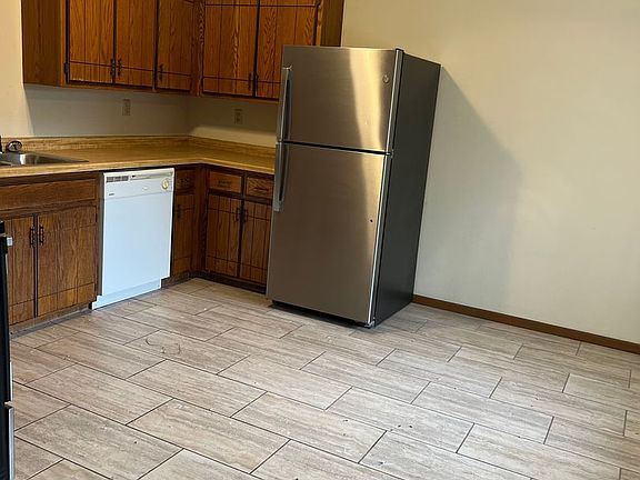 4th image of 975 Summit Ave N