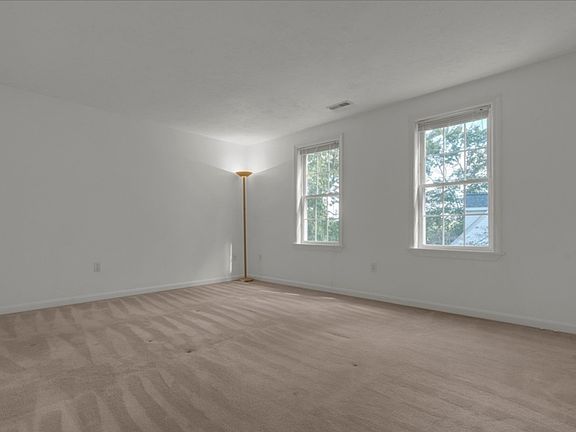 4th image of 577 Winter St