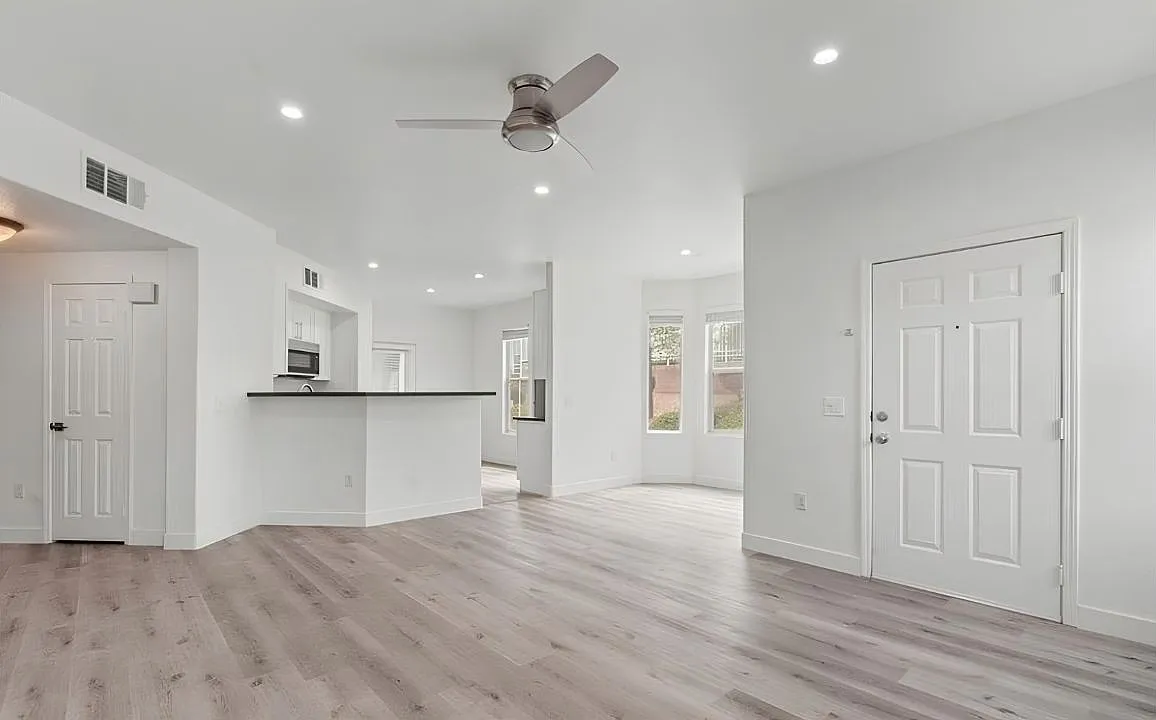 2 bed, 1194 sqft, $1,900 — Photo 3
