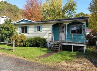 79 River St, Poca, WV 25159