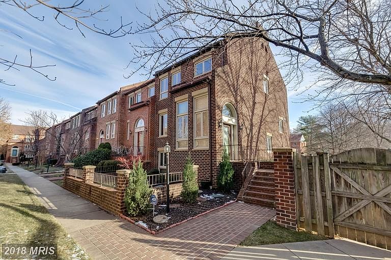 RARELY AVAILABLE END UNIT!