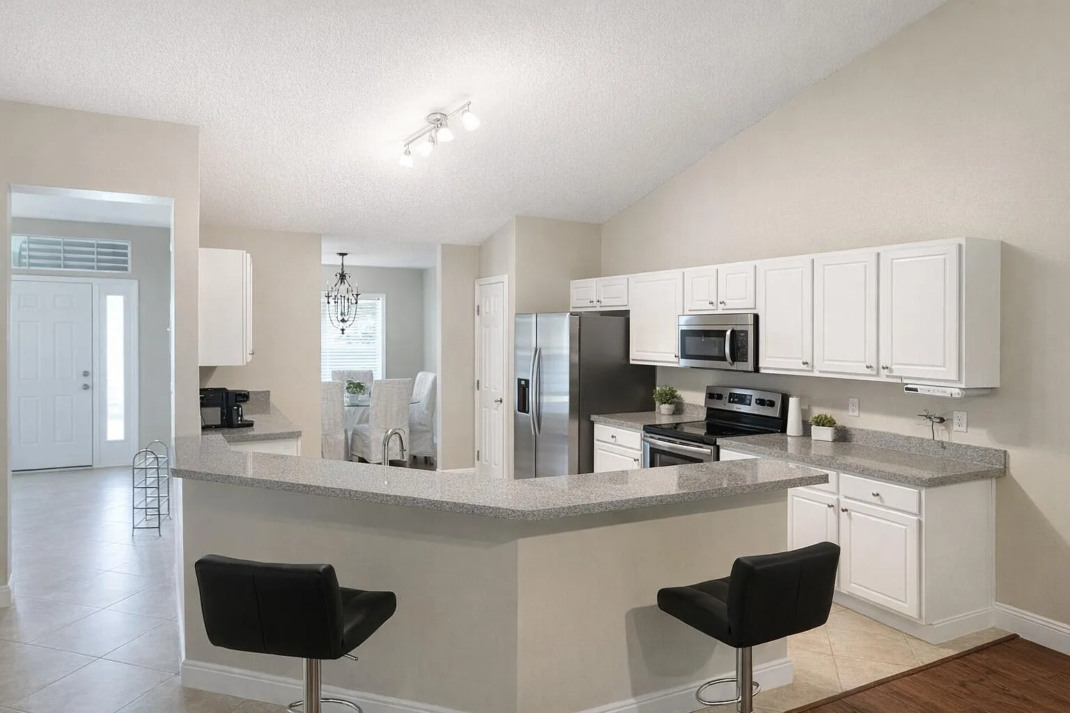3 bed, 2.0 bath, 2475 sqft, $3,200 — Photo 1