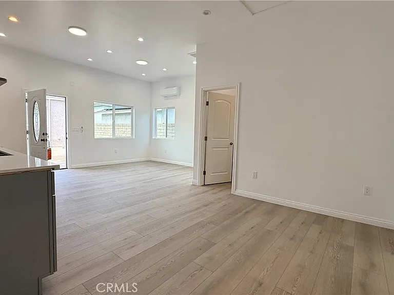 656 E E St #I — Photo 10