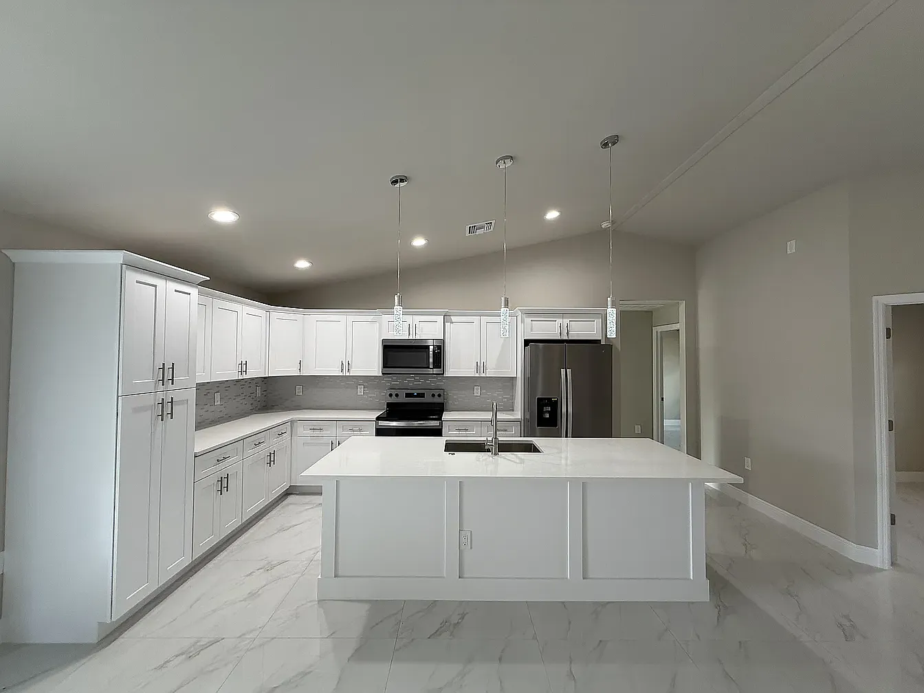 3 bed, 1618 sqft, $2,200 — Photo 3