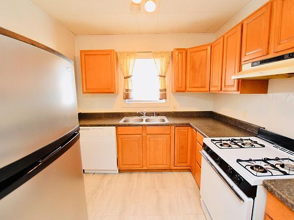4th image of 135 Louie St