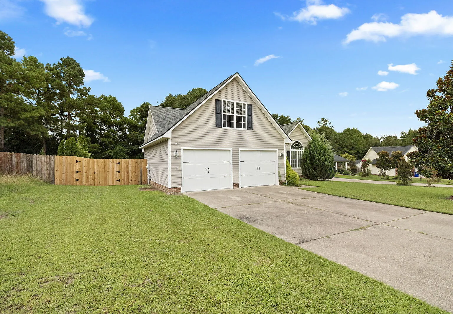 3 bed, 2.0 bath, 1643 sqft, $1,900 — Photo 2