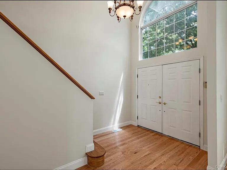 23 Honeysuckle Ct — Photo 2