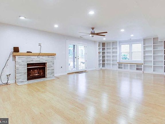 2nd image of 11 Watch Hill Pl #11