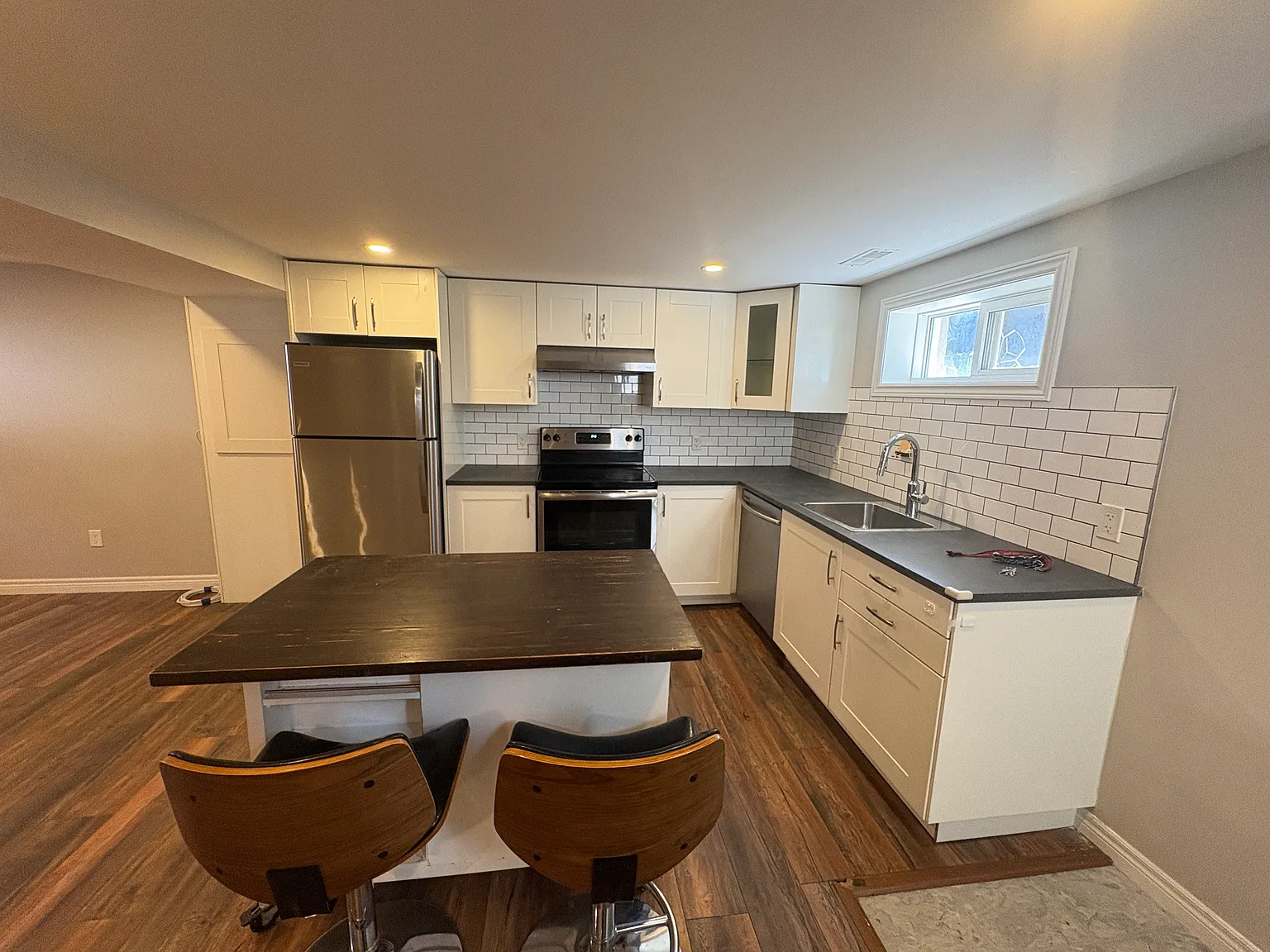 Spacious and Bright 2 Bedroom With Parking East Mountain — Photo 2