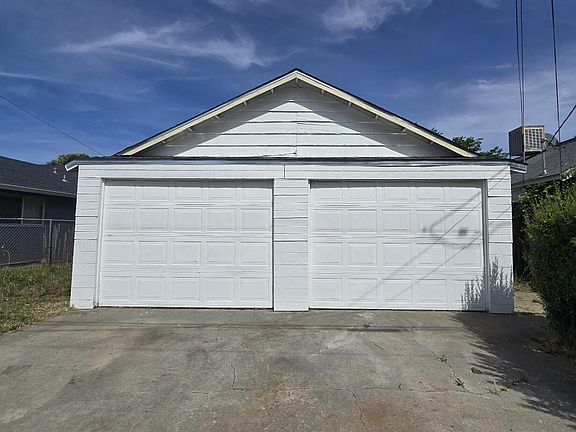 4th image of 1355 Burgess St