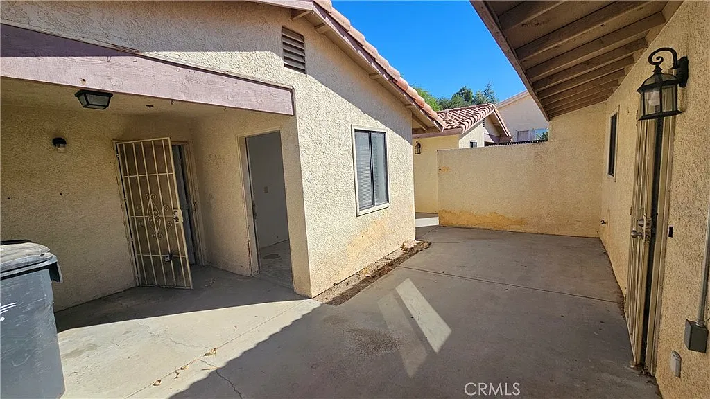 2 bed, 1000 sqft, $2,050 — Photo 1