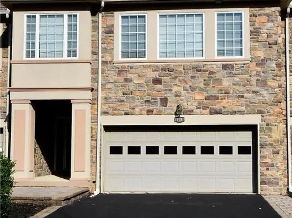 911 Greenhouse Dr, Bethlehem, PA 18017