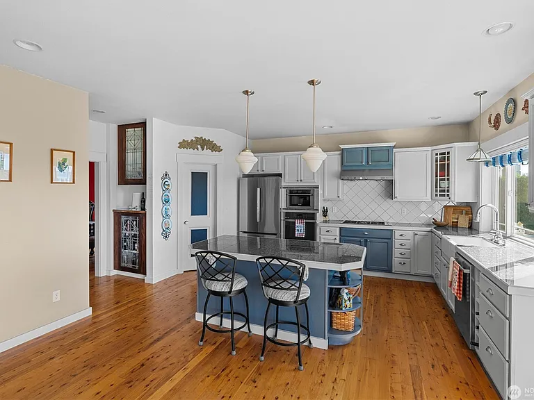 3616 Tahoma Pl W — Photo 3
