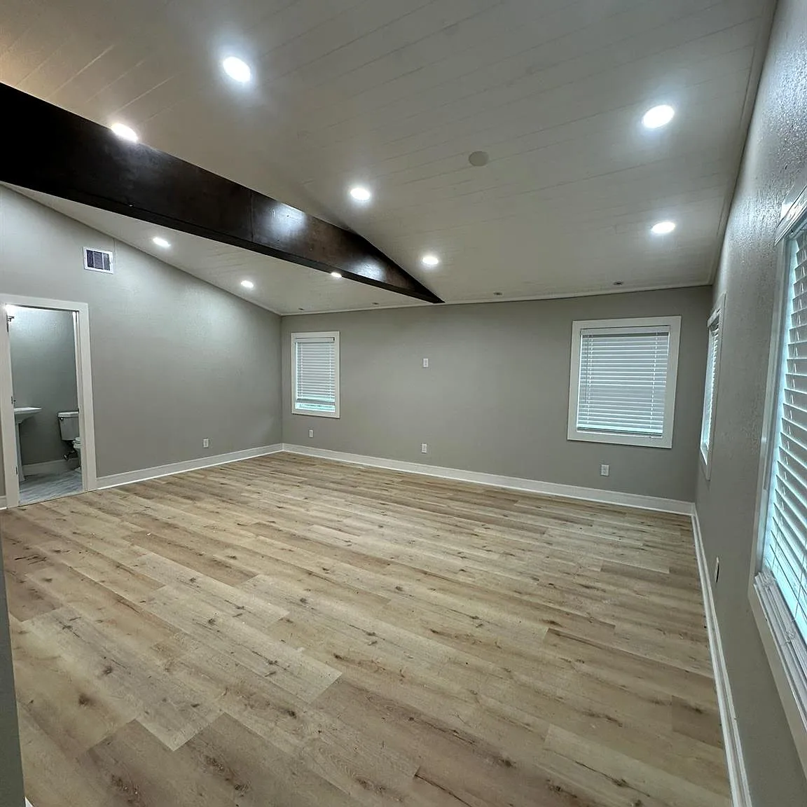 3 bed, 2.0 bath, 1200 sqft, $2,050 — Photo 3