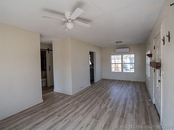4th image of 819 N Oak Ave