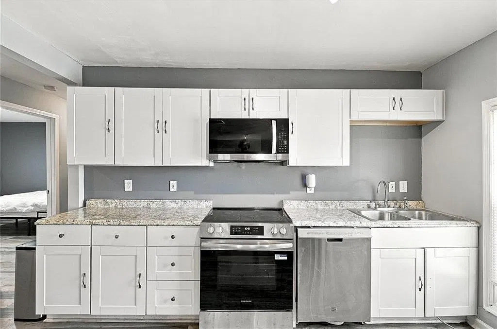 3 bed, 1.0 bath, 1200 sqft, $1,900 — Photo 2