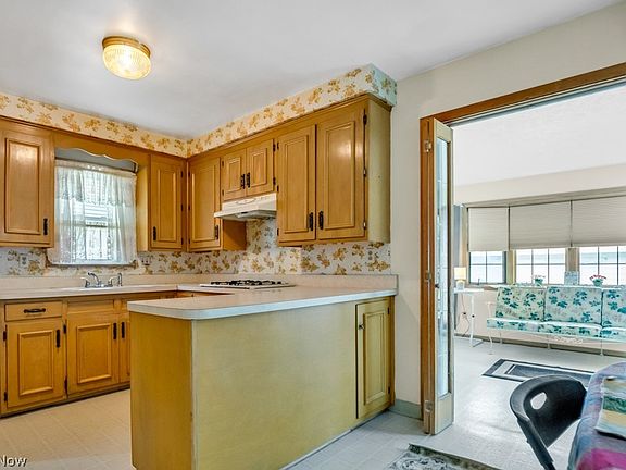 4th image of 29515 Oakwood Dr