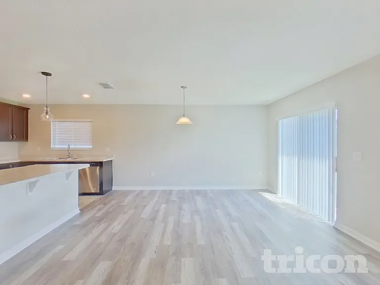 2244 Gladiolus Ln — Photo 3
