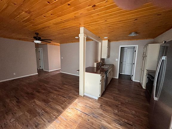 4th image of 530 Stacey Dr