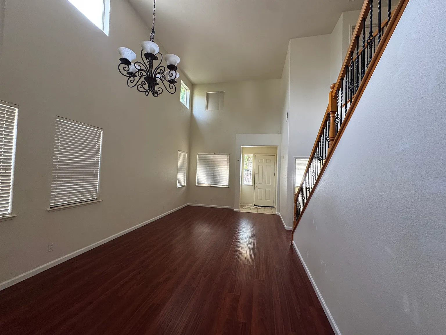 4 bed, 2342 sqft, $3,100 — Photo 3
