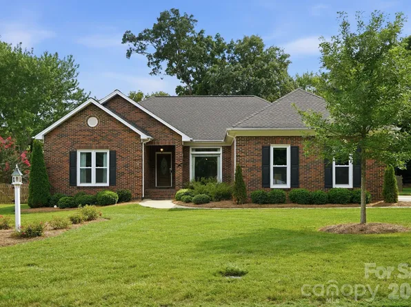 1423 Porch Swing Ln, Matthews, NC 28104