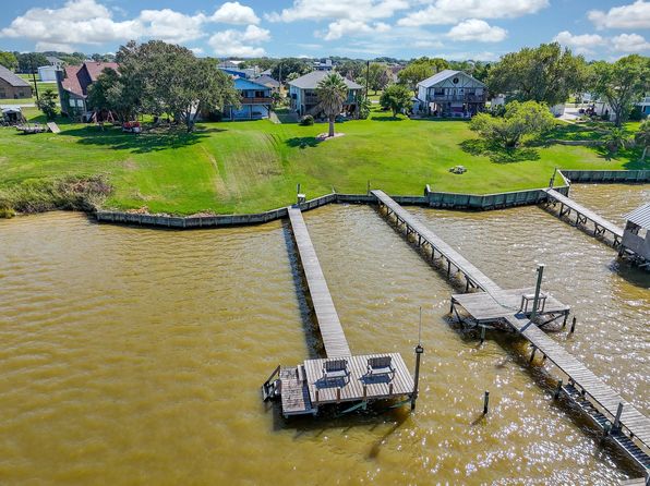 610 W Bayshore Dr, Palacios, TX 77465