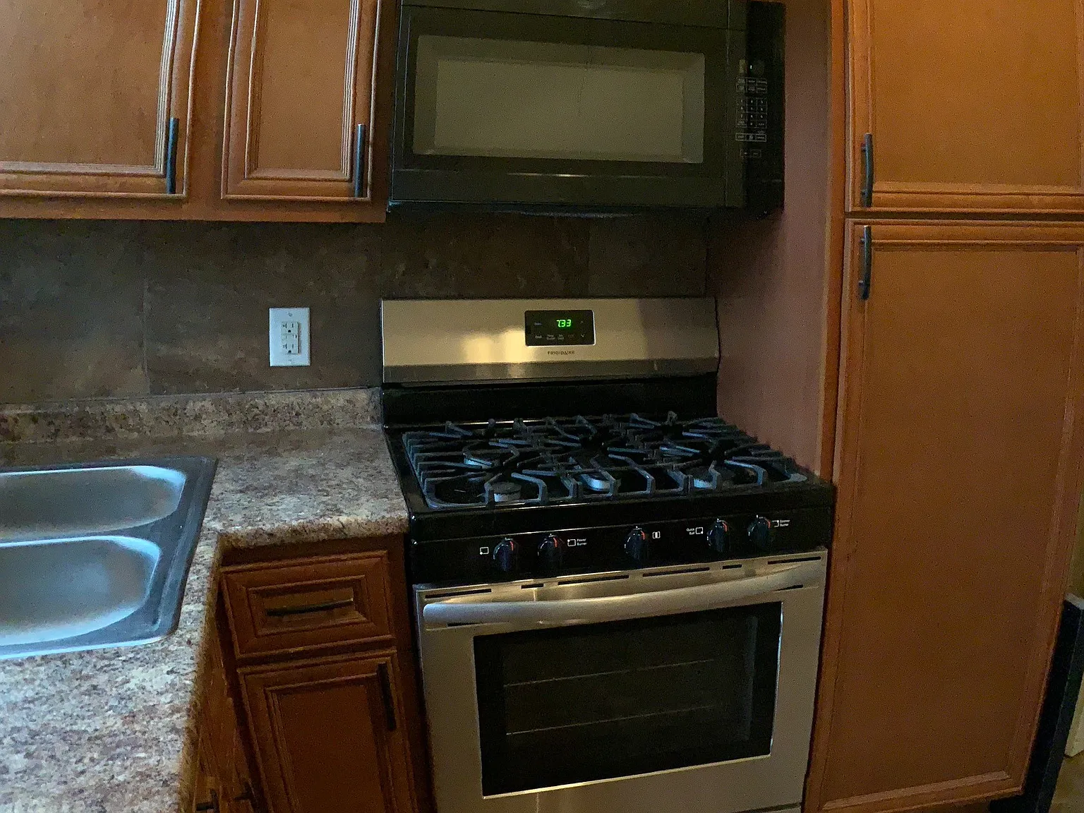 6 bed, 2.5 bath, 2500 sqft, $2,700 — Photo 2