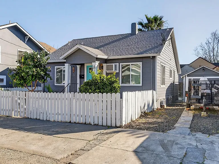 815 Oak St — Photo 2