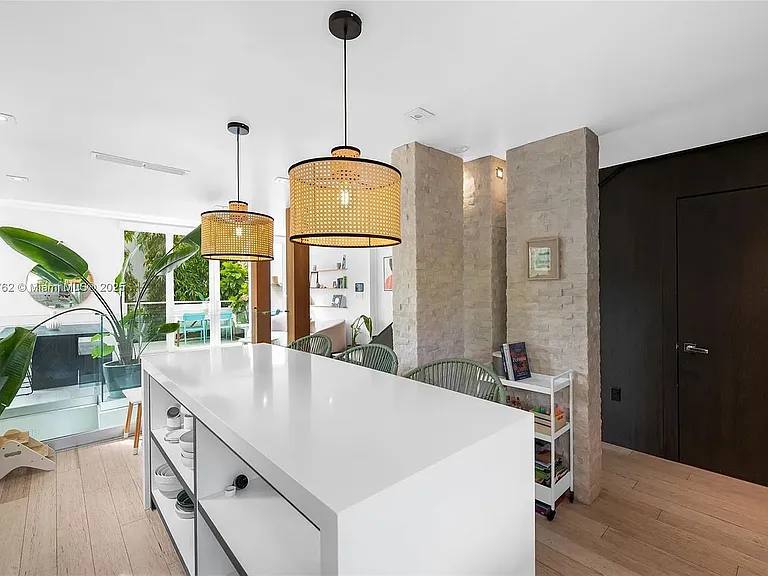 1024 Lenox Ave #4 — Photo 4