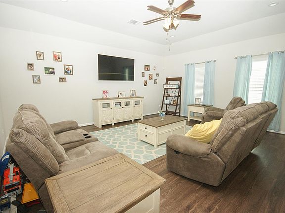 2nd image of 610 Applewood Dr