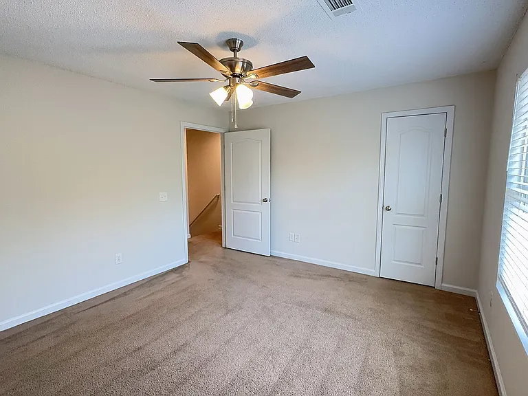 136 Bridgewater Cir — Photo 6