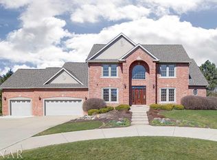 12 Smokey Ct, Bloomington, IL