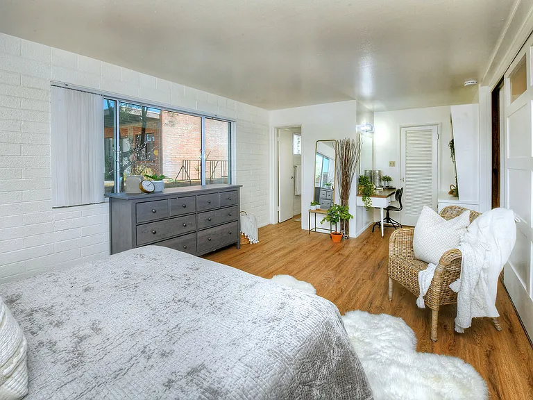 Lofts $900-$1000