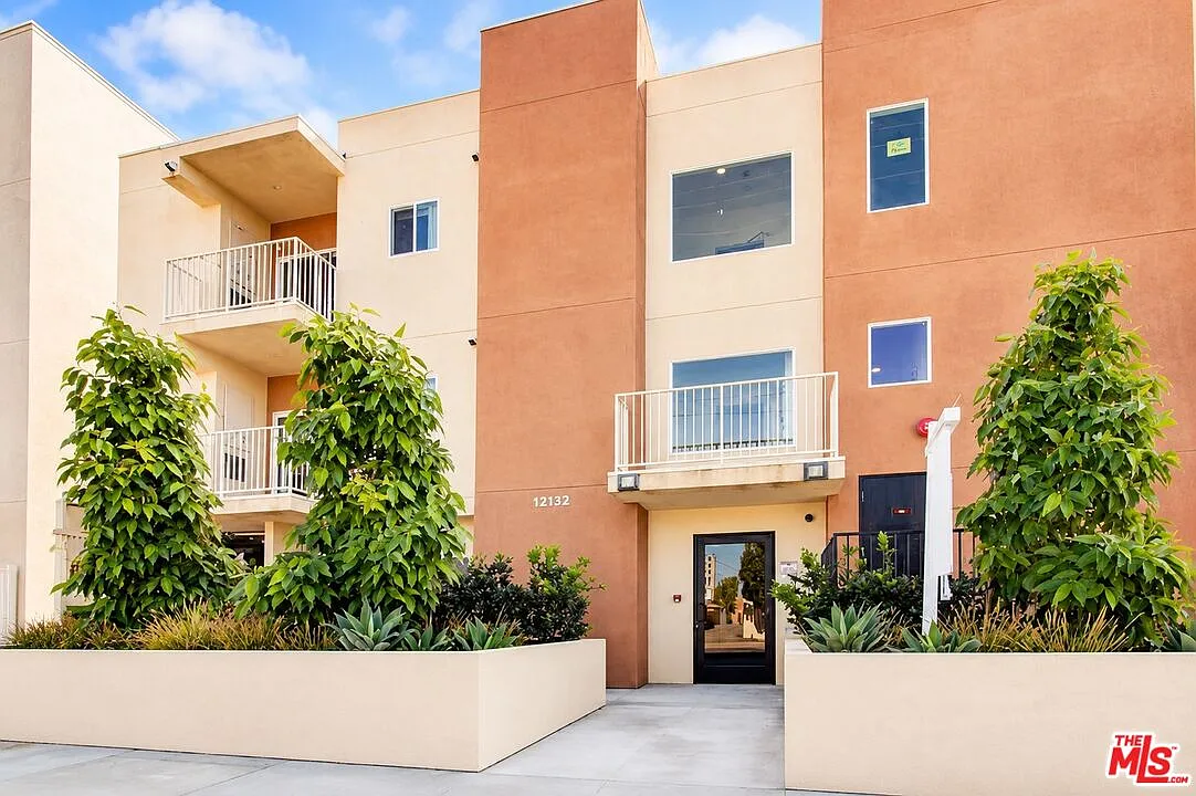 2 bed, 2.0 bath, 929 sqft, $2,650 — Photo 1