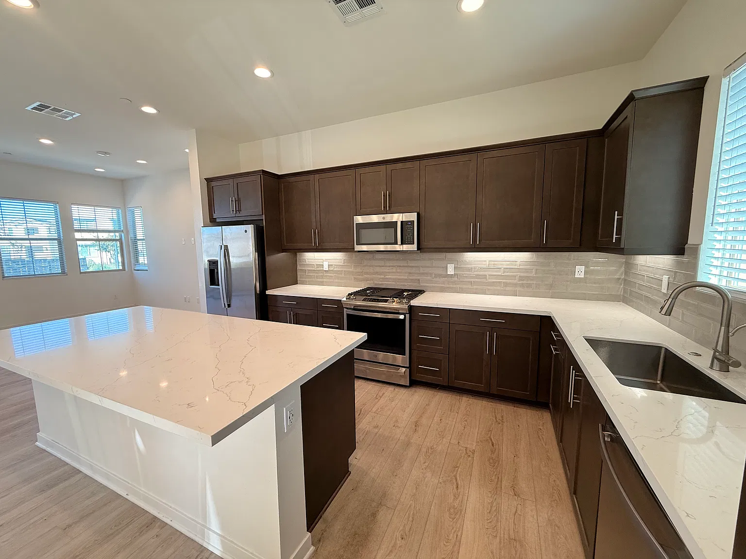 3 bed, 1703 sqft, $4,350 — Photo 4
