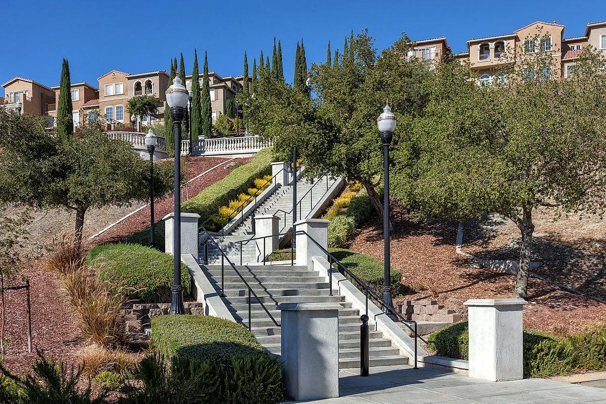 731 Batista Dr — Photo 2