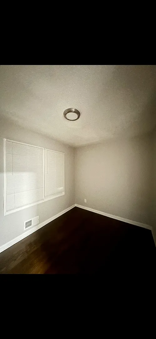 Cute Three bedroom house available Now — Photo 3