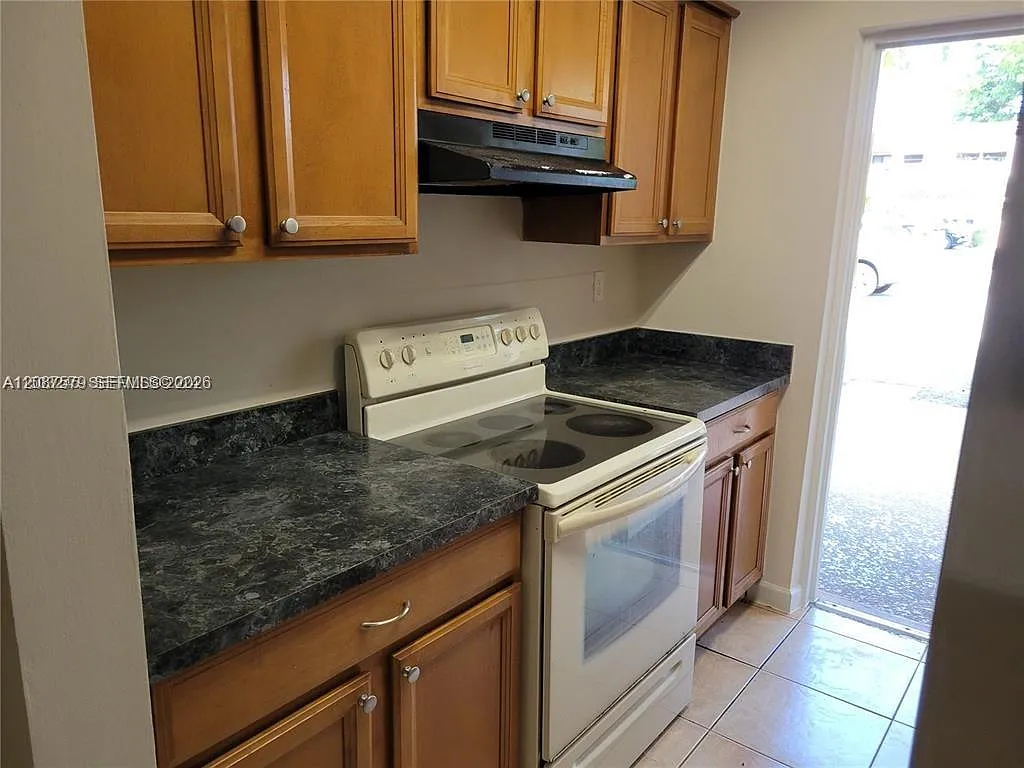 Golfview Arms Inc Condo — Photo 2