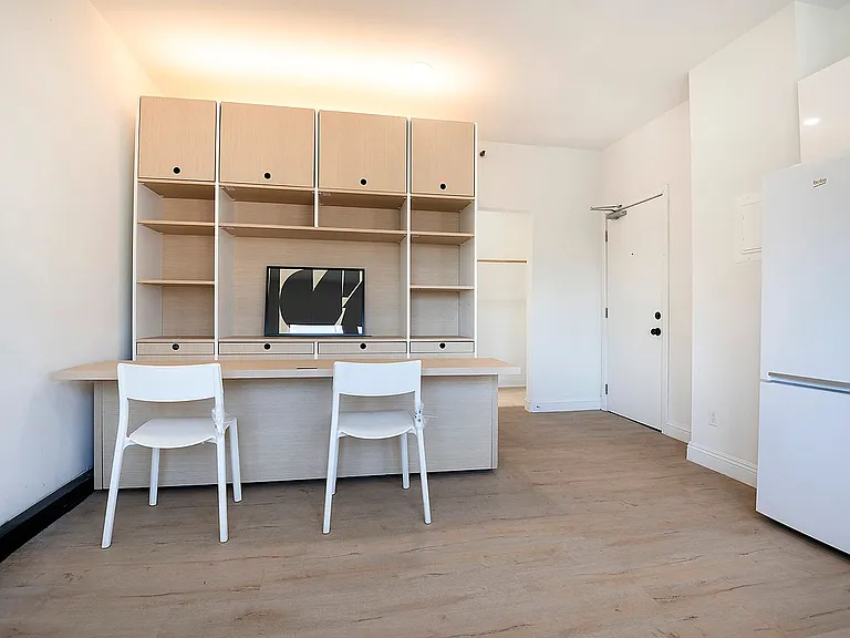 8th Street Studios Near Downtown Los Angeles Move-In Special — Photo 42