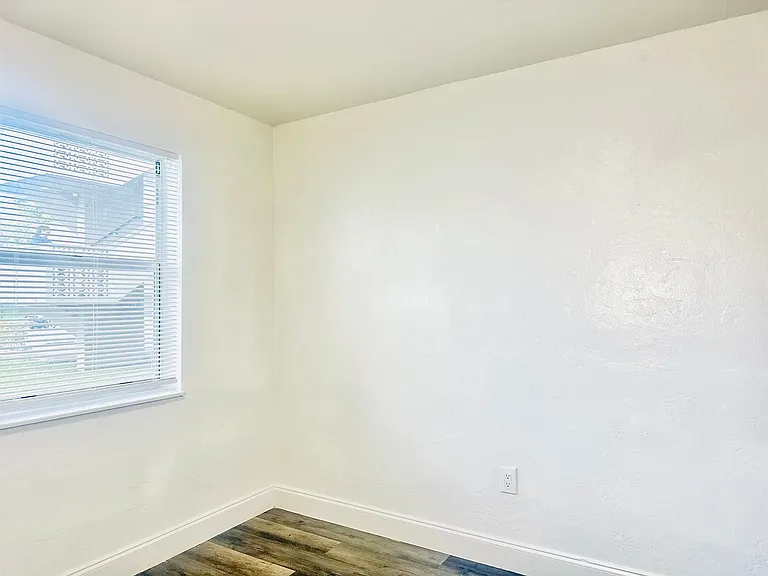 1545 NW 8th Ave — Photo 11